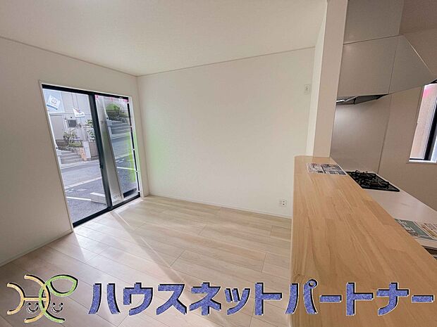 お料理できたらカウンターから手渡しができます。家族で会話をしながらお料理を楽しく。