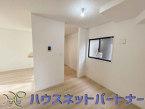 リビングは、食事スペースと寛げる場所設けてもまだ余裕の広さ。明るい光が照らしてくれます。