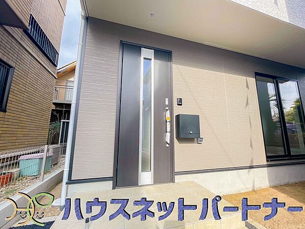 玄関の扉を開けると家族の待つお家。幸せを感じる瞬間です。