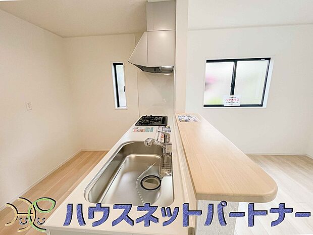 キッチン吊戸棚を無くす事によって、コミュニケーションを重視した設計に致しました。区画によって変わる一体感を、実際にご覧になって頂けましたらと思います。