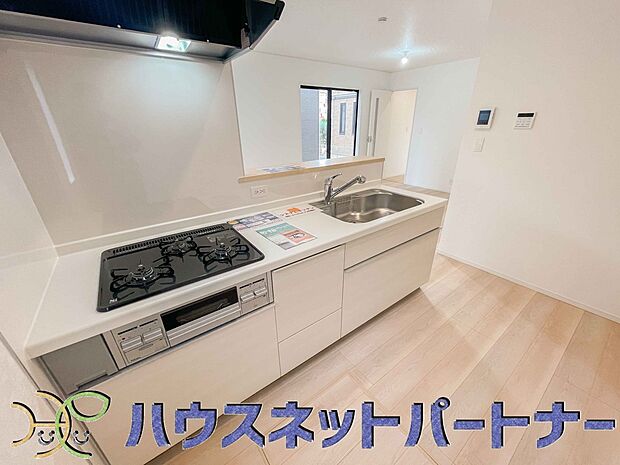 三口コンロで料理の幅を拡げてくれる使いやすいシステムキッチンを採用。洗い場も大きいので野菜や食器を洗ったりする際にも捗り、奥様の強い味方となってくれるはずです。