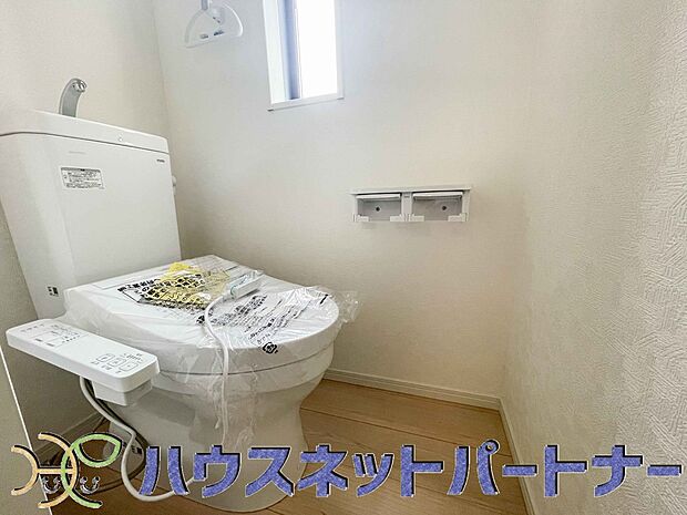 小窓を設置する事により明るく、通気性の良いトイレとなっております。中はゆとりのある大きさを確保しておりますので、ゆったりとお使い頂けます。 