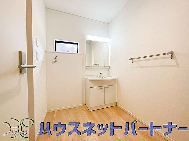 明るい清潔感のある洗面所は、鏡も大きくシンクが広々。朝の支度も楽にこなせます。