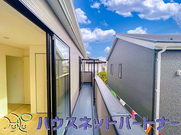 青い空が近くに感じるバルコニーは、爽やかな風をお部屋へ運んでくれます。