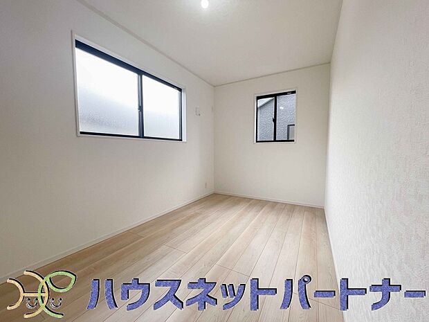 2面窓のある風通しの良いお部屋は心も体も元気にしてくれます。自分だけのお部屋作りを楽しんでみては。