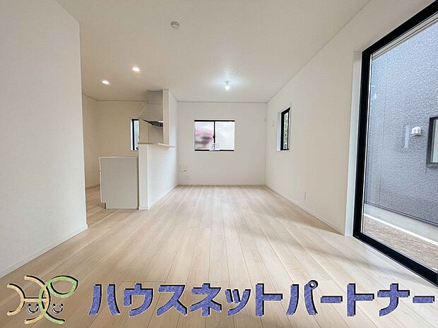 リビングは、食事スペースと寛げる場所設けてもまだ余裕の広さ。明るい光が照らしてくれます。