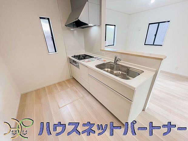 明るく開放的なオープンキッチン。家族とのコミュニケーションが取りやすく、みんなの笑顔が溢れます。