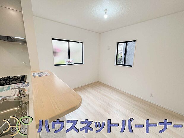 家族の様子を見ながらキッチンでお料理。一日の出来事を会話しながらの家事は嬉しいコミュニケーション。