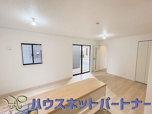 リビングにいるお子様と会話をしながら家事ができるカウンターキッチン。いま手があいているか、忙しそうなのか相手の様子を伺いながらコミュニケーションをとる訓練にもなります。