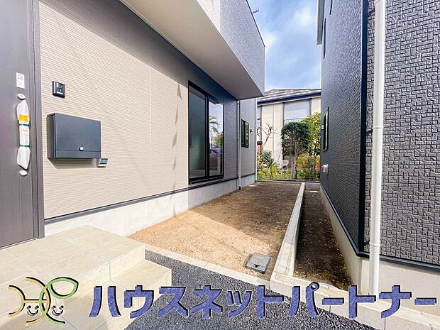 自宅に土いじりが出来るスペースって本当にいいですよね。季節のお花を植えてみては如何ですか。