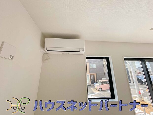 大きな窓のあるリビングは、明るい陽射しが家族の安らぎと笑顔を照らしてくれます。エアコン設置済