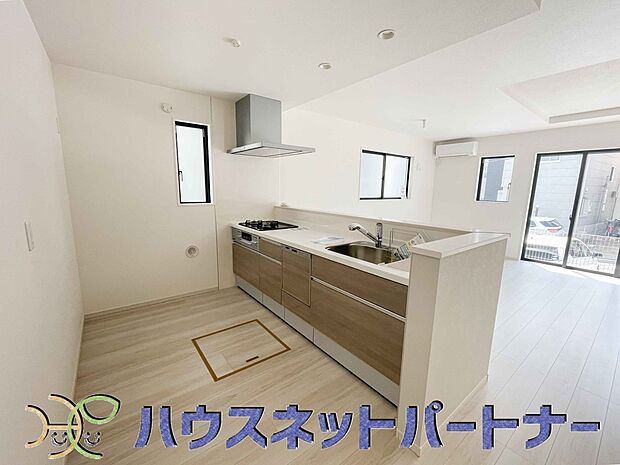 家族の様子を見ながらキッチンでお料理。一日の出来事を会話しながらの家事は嬉しいコミュニケーション。