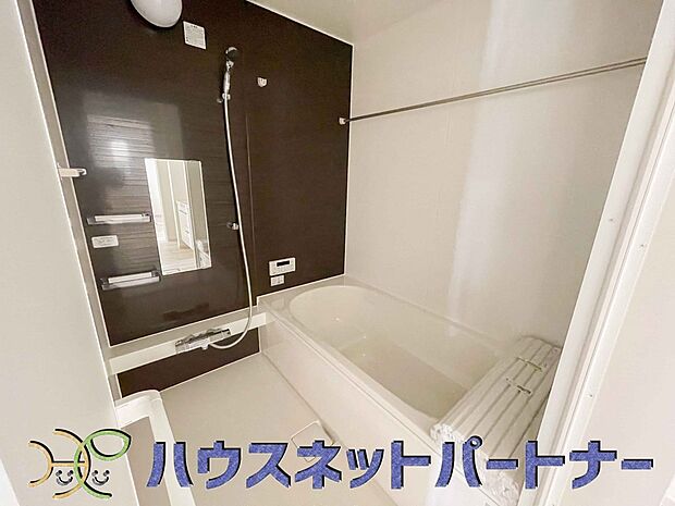 冬場にはヒヤッとしないように暖房機能、梅雨の時期には乾燥等、機能的で清潔感溢れる浴室。快適・清潔な空間で心も体もオフになる時間を楽しむことが可能です。