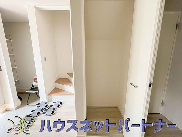 パントリー(食料庫)常温保存できるパン、お米、調味料、缶詰など、日常的に使うものや未開封の食品の収納にぴったり。棚にものを並べて収納すれば、何が足りないのかひと目で確認できます。