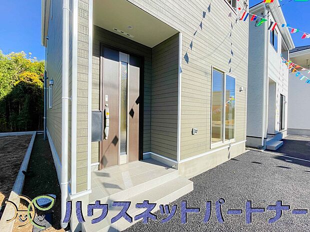 玄関の扉を開けると家族の待つお家。幸せを感じる瞬間です。