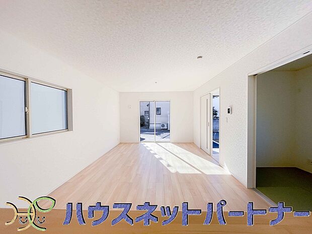 太陽の光が照らす明るいリビングは、開放感があり通風・採光に優れ、心地よい光と風が舞い込んできます。心休まるリビングは何よりも快適な時間を過ごせます。