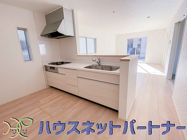 カウンターキッチンは広くて収納力もあるので、快適に料理をすることができます。食器や炊事用具を手の届くところに配置しやすいため調理もスピーディーです。