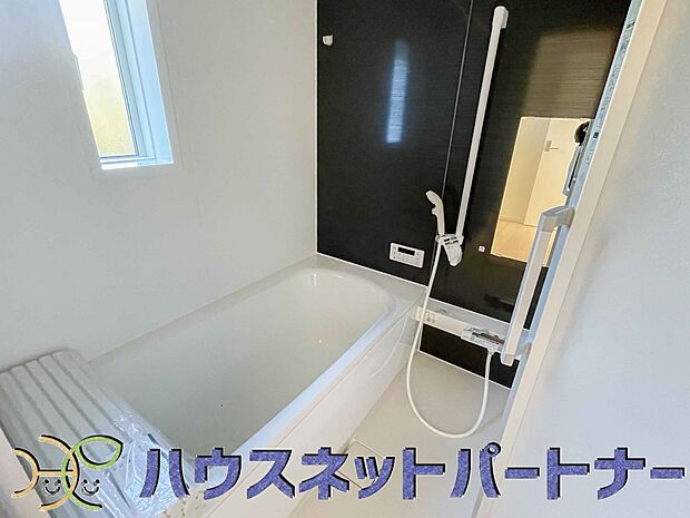 高級感溢れるカラーと大きさ・柔らかな曲線で構成された半身浴も楽しめるバスタブが心地よさをもたらします。