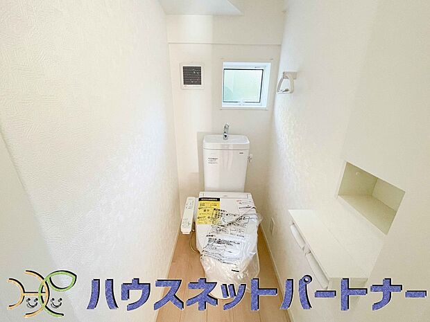 小窓を設置する事により明るく、通気性の良いトイレとなっております。中はゆとりのある大きさを確保しておりますので、ゆったりとお使い頂けます。