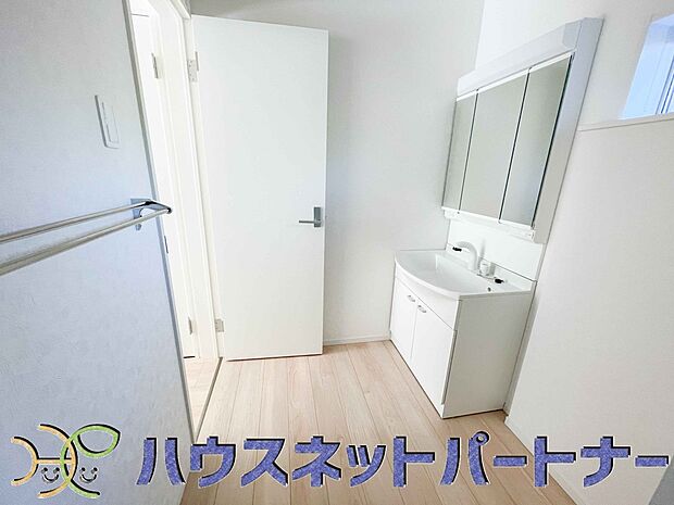 洗面室のある脱衣所は広々。脱いだお洋服をそのままお洗濯。