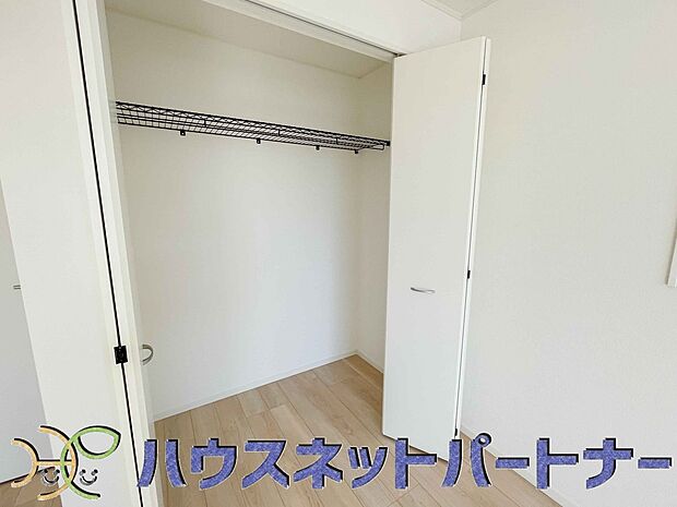 壁面クローゼットのメリットは、衣類が横一列に並ぶためひと目で洋服が選びやすいこと。衣類をたくさんお持ちの方も、限られたスペース内に無理なく収納することができます。