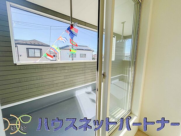 インナーバルコニーのメリットは、雨が降っても使えるという事です。通常、インナーバルコニーは、上の屋根が掛かっていますので雨に濡れることがほとんどありません。