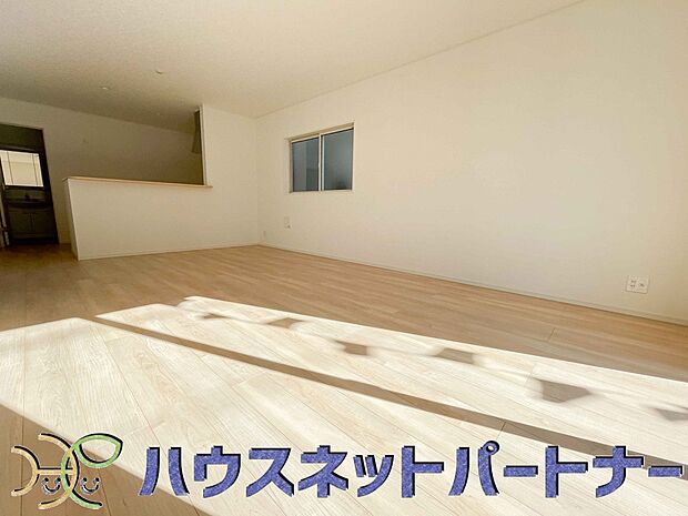 リビングは、食事スペースと寛げる場所設けてもまだ余裕の広さ。明るい光が照らしてくれます。