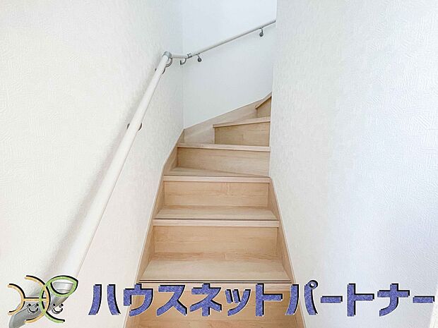 手すりがないと階段の昇り降りで危険なことはもちろん、壁に手をつきながら歩くことで壁紙が汚れやすくなります。すべての方に安心して昇り降りしていただくため、手すりを設置しました。