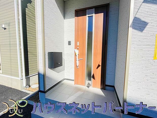 玄関前に季節のお花を置いて可愛く演出してみてはいかがですか。楽しいお家造りが待っています。