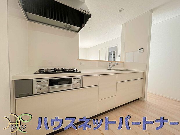 カウンターキッチンは広くて収納力もあるので、快適に料理をすることができます。食器や炊事用具を手の届くところに配置しやすいため調理もスピーディーです。