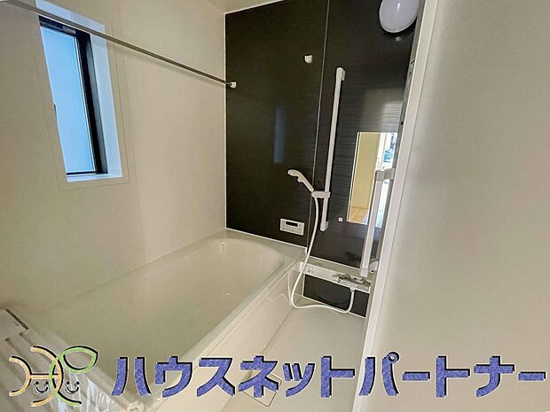 明るい作りの浴室は心も体もリフレッシュさせてくれます。窓もあるので湿気を外へ逃がすことも出来ます。