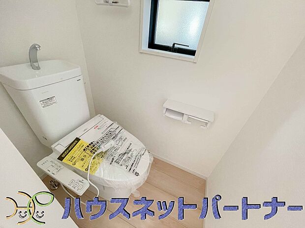 小窓を設置する事により明るく、通気性の良いトイレとなっております。中はゆとりのある大きさを確保しておりますので、ゆったりとお使い頂けます。 