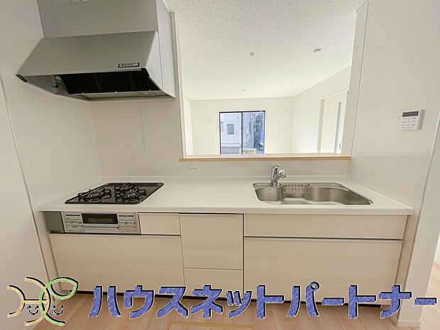 キッチン吊戸棚を無くす事によって、コミュニケーションを重視した設計に致しました。区画によって変わる一体感を、実際にご覧になって頂けましたらと思います。 