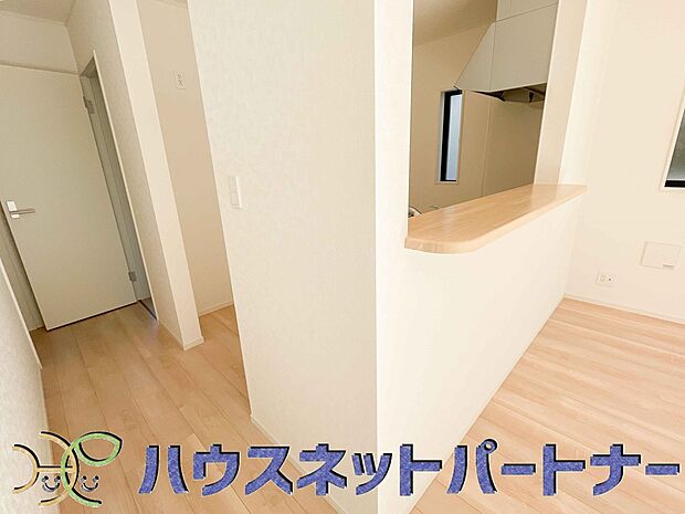 キッチン吊戸棚を無くす事によって、コミュニケーションを重視した設計に致しました。区画によって変わる一体感を、実際にご覧になって頂けましたらと思います。