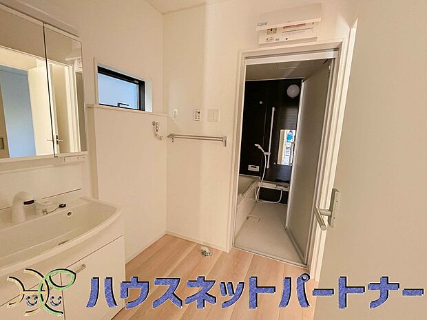 毎日使う洗濯機。しっかりと奥行きのある置き場が確保されています。