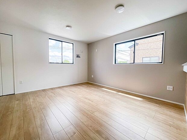 太陽の光が照らす明るいリビングは、開放感があり通風・採光に優れ、心地よい光と風が舞い込んできます。心休まるリビングは何よりも快適な時間を過ごせます。