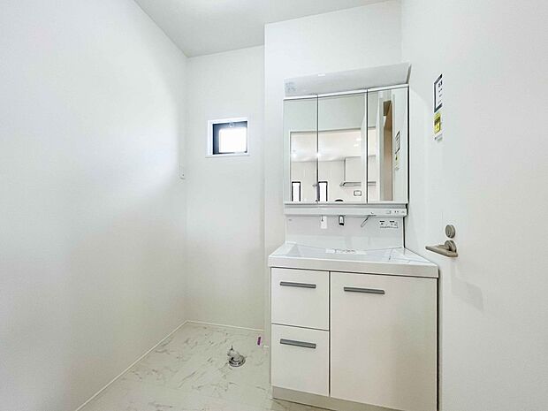 洗面室のある脱衣所は広々。脱いだお洋服をそのままお洗濯。