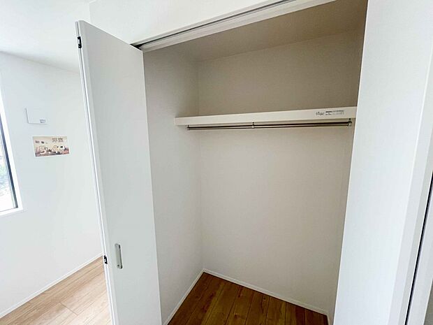 壁面クローゼットのメリットは、衣類が横一列に並ぶためひと目で洋服が選びやすいこと。衣類をたくさんお持ちの方も、限られたスペース内に無理なく収納することができます。