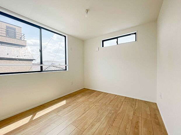 柔らかな日差しが入る洋室は落ち着いた雰囲気のお部屋です。ベッドを置いてゆったりと心も体も休まるお部屋へ。