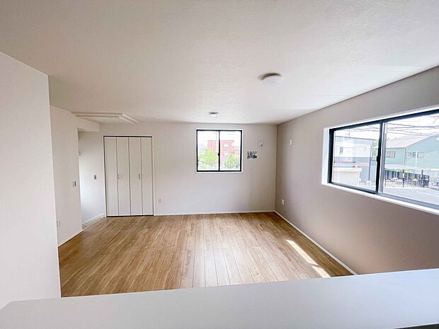 キッチン吊戸棚を無くす事によって、コミュニケーションを重視した設計に致しました。区画によって変わる一体感を、実際にご覧になって頂けましたらと思います。 