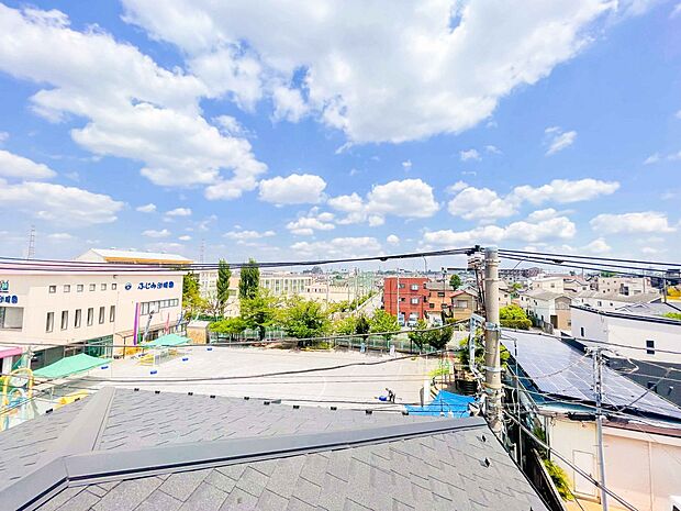 周辺は高い建物が無く、解放感が感じられます。