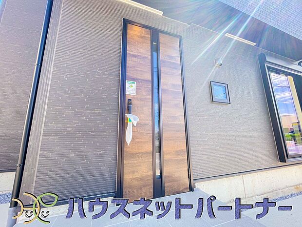 お客様も迎える玄関は高級感のある造りです。