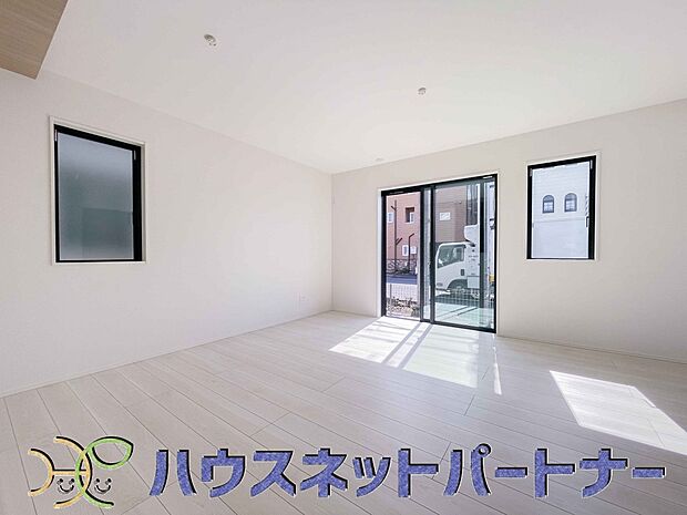 整然とした空間演出、快適な理想の暮らしの実現は家のみの拘りではなく、そこで暮らす方々にとって素敵な環境であることも挙げられると思います。四季折々の変化が奏でる鼓動を楽しんで下さい。