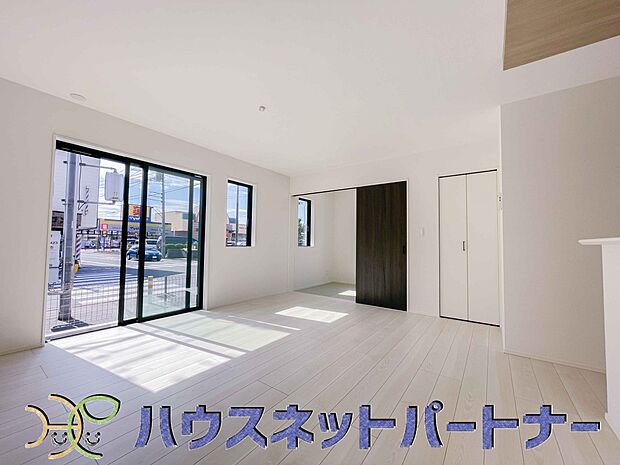 太陽の光が照らす明るいリビングは、開放感があり通風・採光に優れ、心地よい光と風が舞い込んできます。心休まるリビングは何よりも快適な時間を過ごせます。