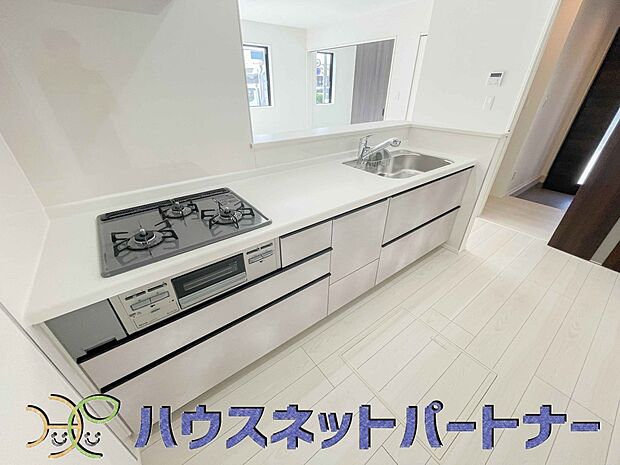 カウンターキッチンは広くて収納力もあるので、快適に料理をすることができます。食器や炊事用具を手の届くところに配置しやすいため調理もスピーディーです。