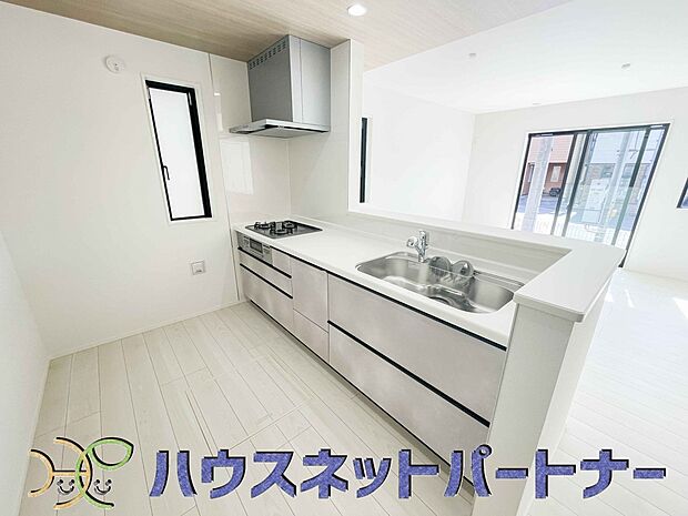 三口コンロで料理の幅を拡げてくれる使いやすいシステムキッチンを採用。洗い場も大きいので野菜や食器を洗ったりする際にも捗り、奥様の強い味方となってくれるはずです。