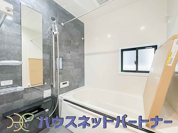 冬場にはヒヤッとしないように暖房機能、梅雨の時期には乾燥等、機能的で清潔感溢れる浴室。快適・清潔な空間で心も体もオフになる時間を楽しむことが可能です。