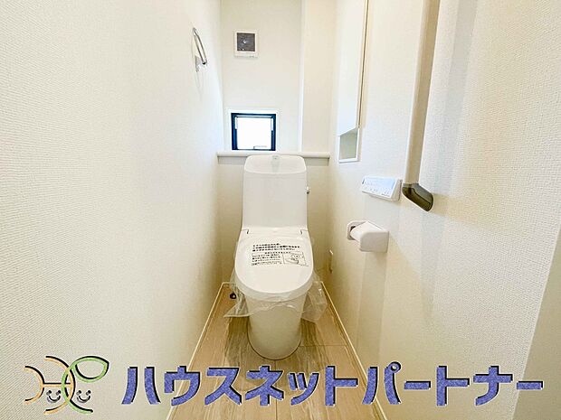 小窓を設置する事により明るく、通気性の良いトイレとなっております。中はゆとりのある大きさを確保しておりますので、ゆったりとお使い頂けます。 