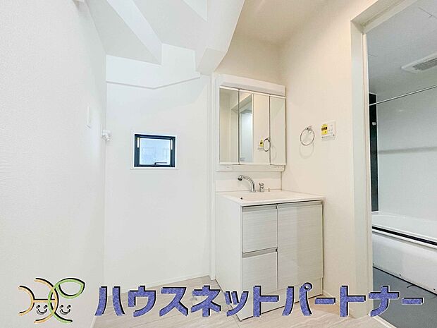 十分な大きさの洗面台は、身だしなみチェックや歯磨きなど、朝の慌ただしい時間でもホテルライクなスペースで余裕とゆとりを感じて頂けます。