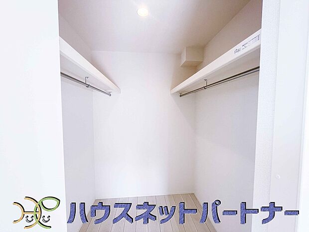 ウォークインクローゼットのメリットは、衣類の他、バッグやアクセサリーなど、身につけるものを一部屋に集めて管理できること。必要なときに見つけやすいです。